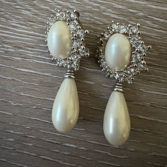 Vintage Christian Dior costume jewelry earrings - Picture 2 of 6